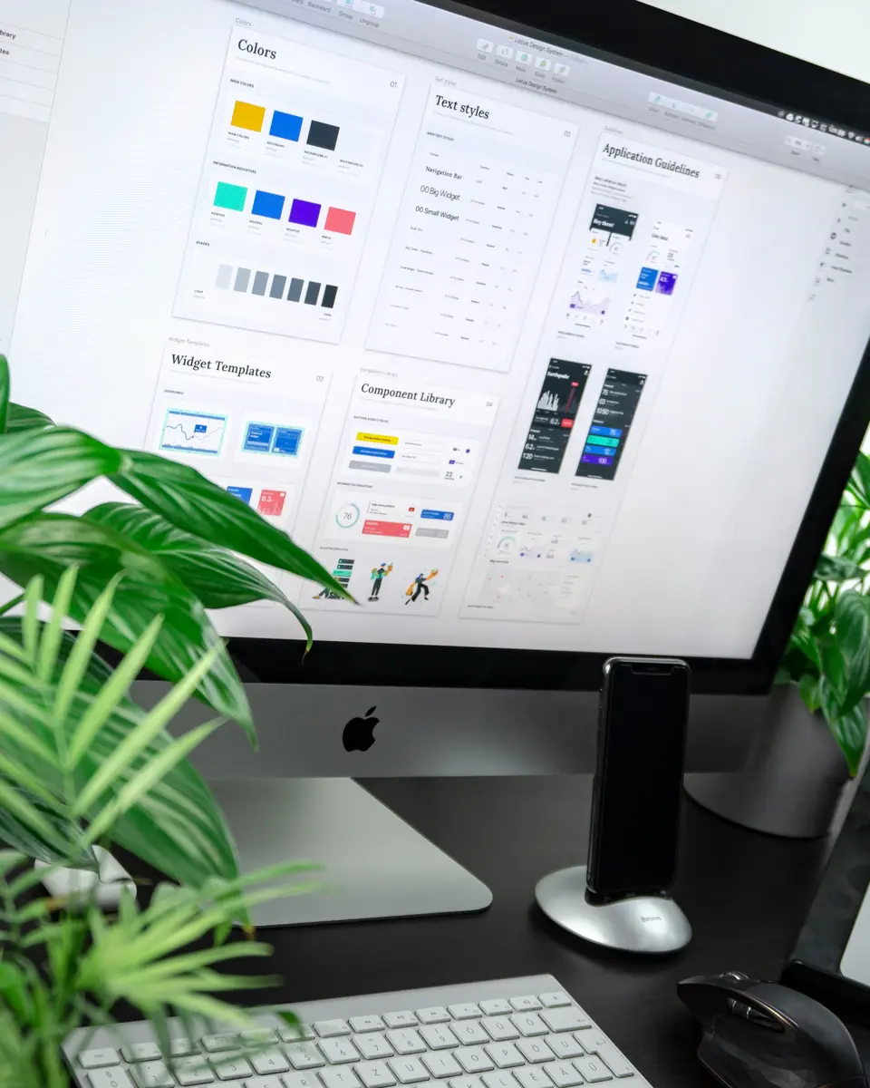 Design-System mit Farben, Schriften und Komponenten am iMac