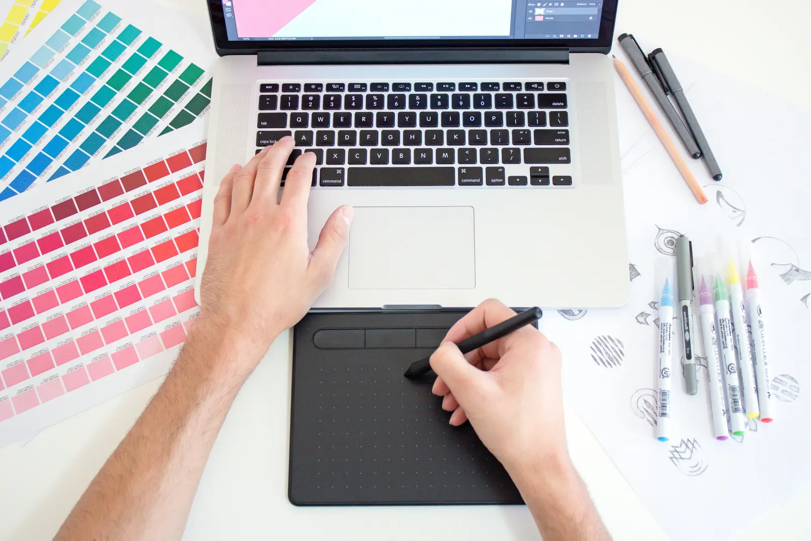 Designer bei der Arbeit mit Farbpaletten und Grafiktablett
